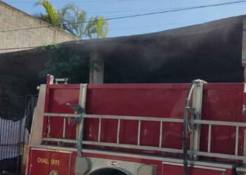 Bomberos de Victoria atienden incendio en casa abandonada