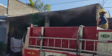 Bomberos de Victoria atienden incendio en casa abandonada