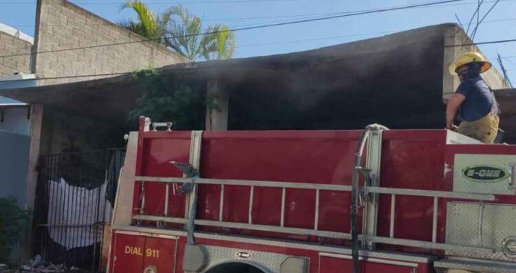 Bomberos de Victoria atienden incendio en casa abandonada