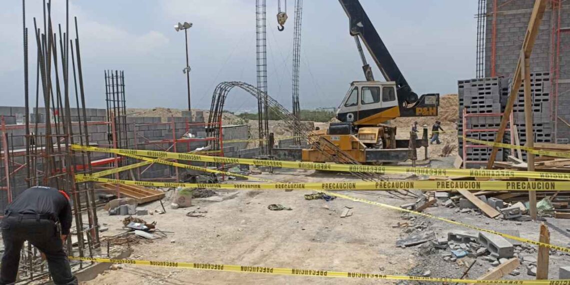 Trabajador cae y sufre lesiones en construcción de Santa Catarina