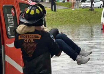 Calles de Puebla colapsan por lluvia; reportan autos y personas atrapadas