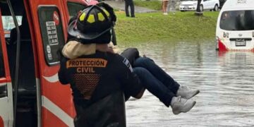 Calles de Puebla colapsan por lluvia; reportan autos y personas atrapadas