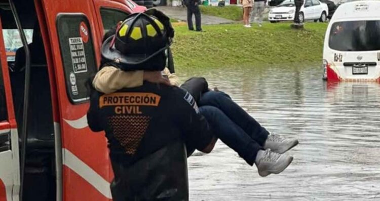 Calles de Puebla colapsan por lluvia; reportan autos y personas atrapadas