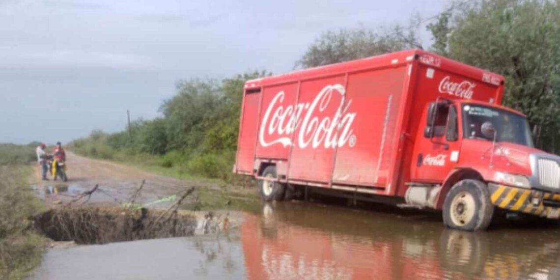 Camión de Coca-Cola queda atascado en socavón en El Mante, Tamaulipas