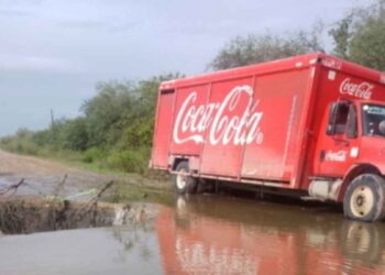 Camión de Coca-Cola queda atascado en socavón en El Mante, Tamaulipas