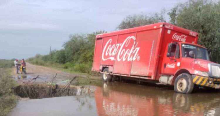 Camión de Coca-Cola queda atascado en socavón en El Mante, Tamaulipas