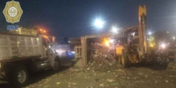 Camión de basura vuelca en Anillo Periférico y provoca caos vial en CDMX