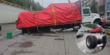 Camión se queda sin llantas tras chocar con el camellón central del Circuito Interior en la CDMX