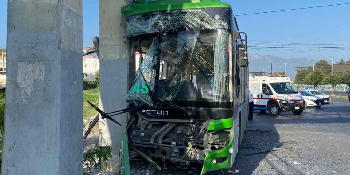 Choque de transporte público en Guadalupe deja 12 heridos