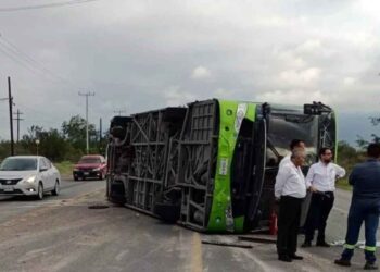 Camiones chocan en la Carretera a Monclova y resultan al menos 6 personas lesionadas