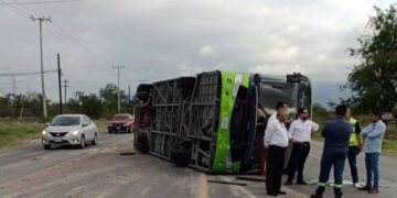 Camiones chocan en la Carretera a Monclova y resultan al menos 6 personas lesionadas