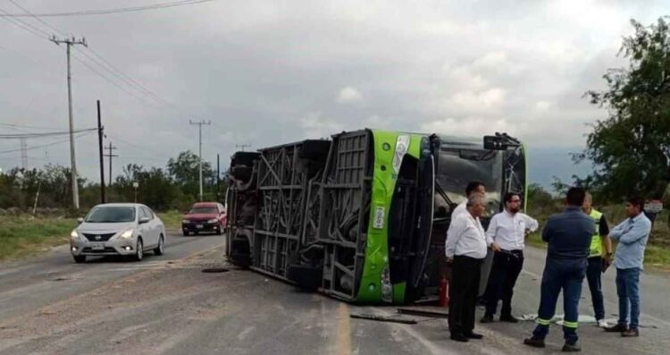 Camiones chocan en la Carretera a Monclova y resultan al menos 6 personas lesionadas