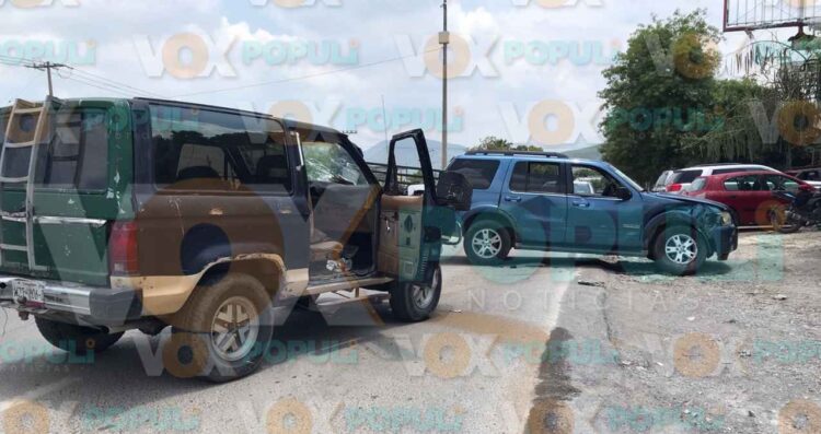 Camioneta invade sentido contrario y provoca choque en libramiento de Ciudad Victoria, Tamaulipas