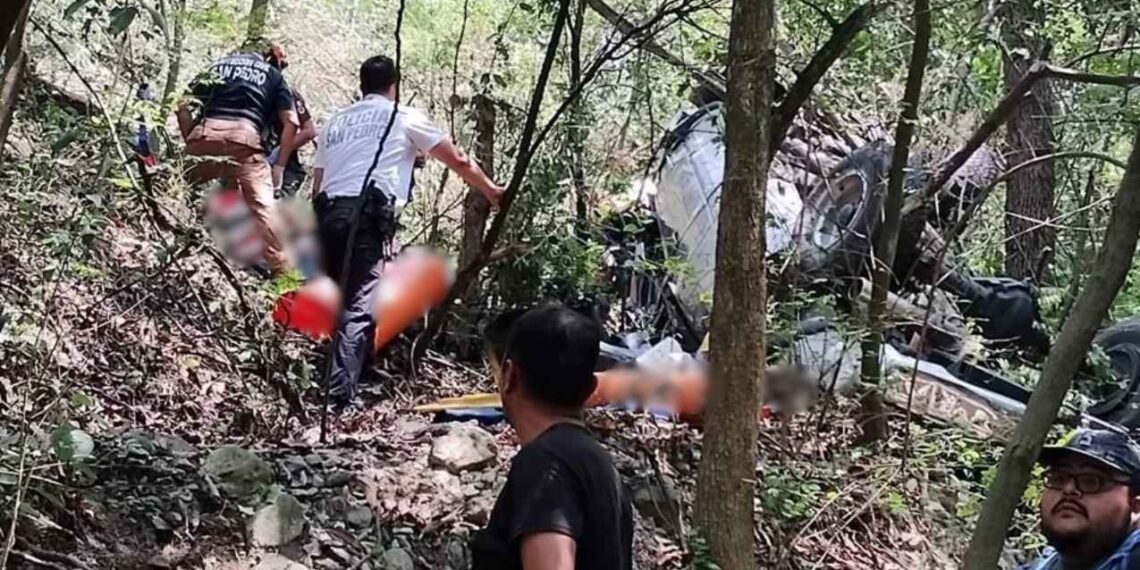 Camioneta se desbarranca en una cañada de San Pedro, NL; hay 5 heridos