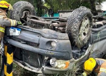 camioneta tipo Pick-Up volcada Linares