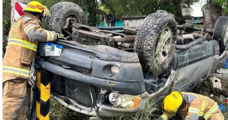 camioneta tipo Pick-Up volcada Linares
