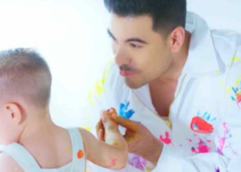 Carlos Rivera lanza video con su hijo León y conmueve al público