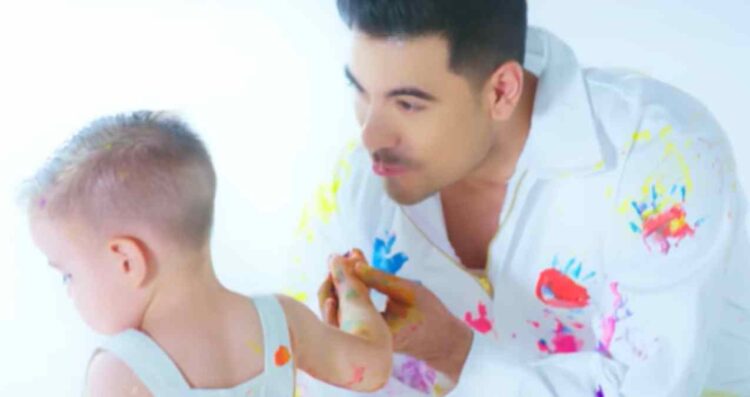 Carlos Rivera lanza video con su hijo León y conmueve al público