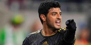 Carlos Vela se pone los guantes y deja atrás el retiro