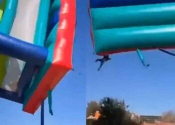 Castillo inflable sale volando con niños adentro en festival escolar de Sudáfrica