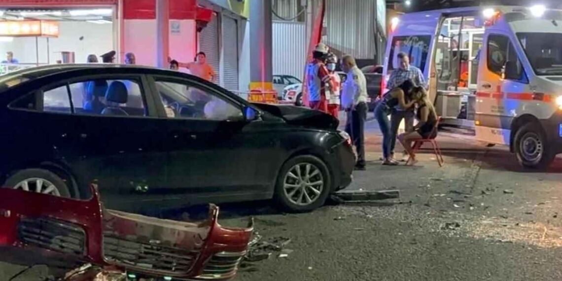 Choque en la Avenida Morones Prieto de Guadalupe deja 3 personas lesionadas