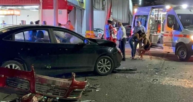 Choque en la Avenida Morones Prieto de Guadalupe deja 3 personas lesionadas