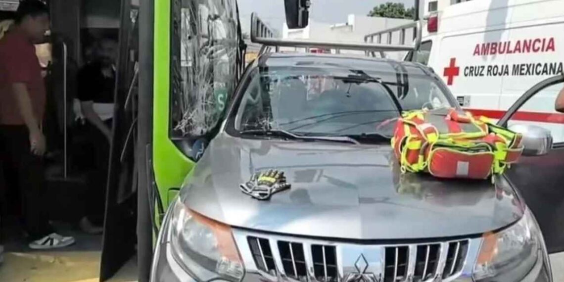 Choque entre camión urbano y camioneta deja 3 heridos en el Centro de Monterrey, NL