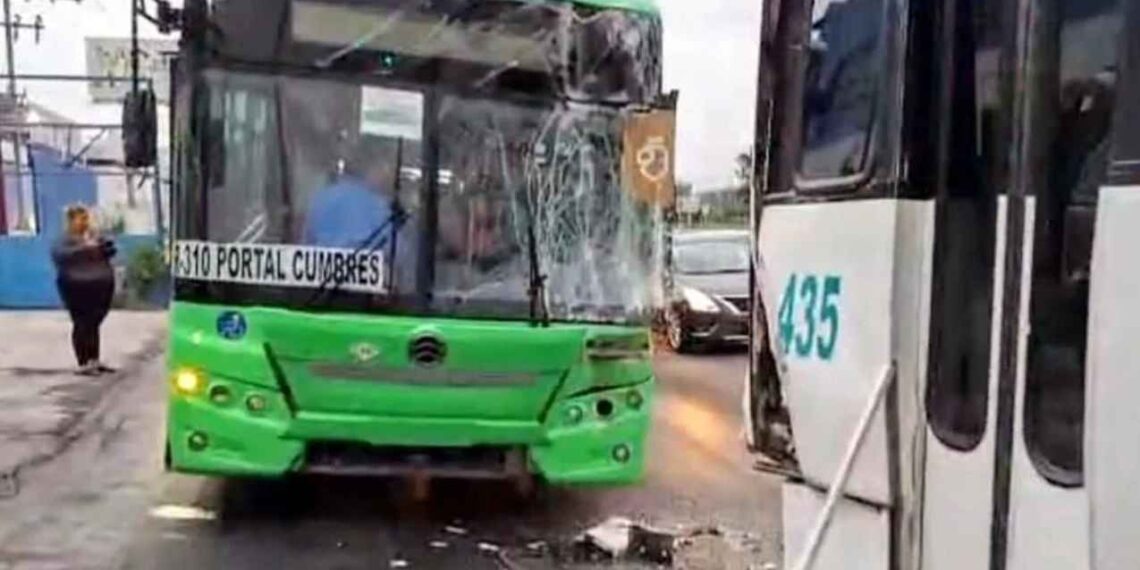 Choque entre camión y unidad de personal deja 5 heridos en García, Nuevo León