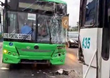 Choque entre camión y unidad de personal deja 5 heridos en García, Nuevo León