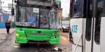 Choque entre camión y unidad de personal deja 5 heridos en García, Nuevo León