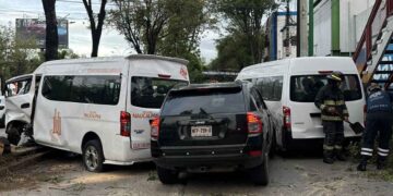 Choque entre combis y camioneta deja 10 heridos en Tlalnepantla