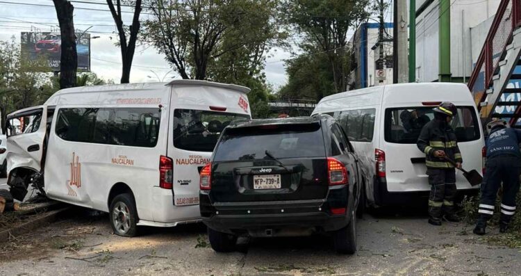 Choque entre combis y camioneta deja 10 heridos en Tlalnepantla