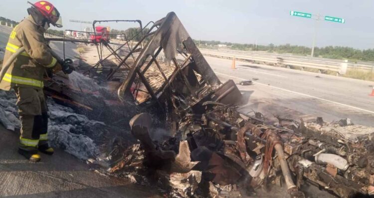 Choque múltiple entre tractocamiones deja un conductor fallecido en la autopista Monterrey–Nuevo Laredo