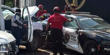 Colisiona patrulla de la Fuerza Civil y camioneta en Monterrey; 3 personas resultaron heridas