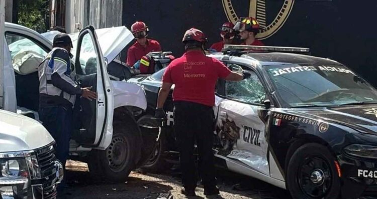 Colisiona patrulla de la Fuerza Civil y camioneta en Monterrey; 3 personas resultaron heridas