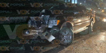 Conductor choca contra luminaria y huye tras accidente en libramiento de Ciudad Victoria, Tamaulipas