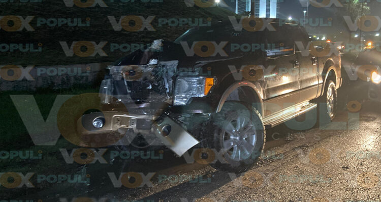 Conductor choca contra luminaria y huye tras accidente en libramiento de Ciudad Victoria, Tamaulipas