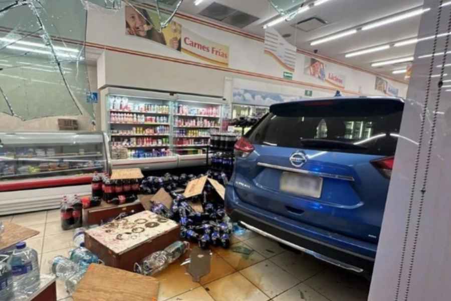Conductor confunde el freno con el acelerador y termina adentro de una farmacia en San Nicolás, NL