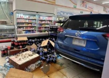 Conductor confunde el freno con el acelerador y termina adentro de una farmacia en San Nicolás, NL