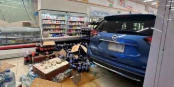 Conductor confunde el freno con el acelerador y termina adentro de una farmacia en San Nicolás, NL