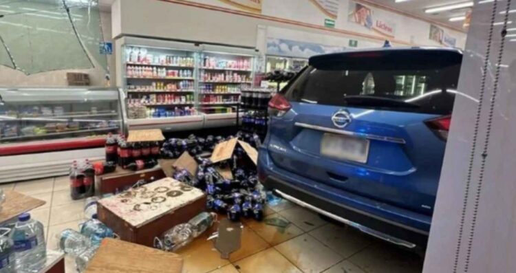 Conductor confunde el freno con el acelerador y termina adentro de una farmacia en San Nicolás, NL