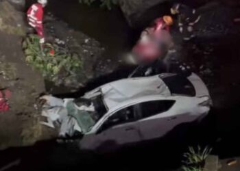 Conductor de plataforma cae con familia a un vaso regulador en Jalisco