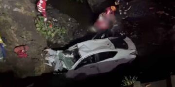 Conductor de plataforma cae con familia a un vaso regulador en Jalisco