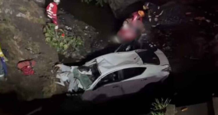 Conductor de plataforma cae con familia a un vaso regulador en Jalisco