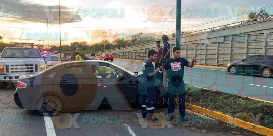 Conductor derrapa y choca contra poste en Altamira, Tamaulipas