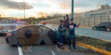 Conductor derrapa y choca contra poste en Altamira, Tamaulipas