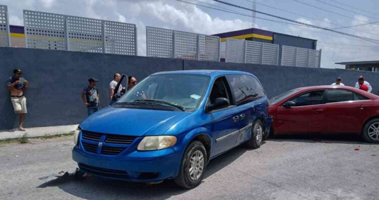 Conductor ebrio choca tres vehículos estacionados y moto en Matamoros, Tamaulipas