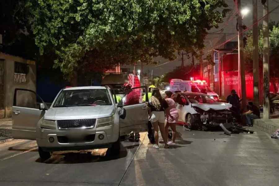 Conductor en presunto estado de ebriedad causa fuerte choque en Monterrey; hay 2 mujeres heridas