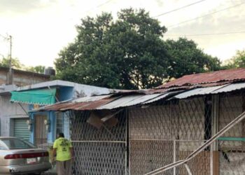 Conductor pierde el control, derriba estructura y choca contra casa en El Mante, Tamaulipas