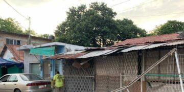 Conductor pierde el control, derriba estructura y choca contra casa en El Mante, Tamaulipas